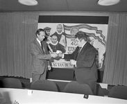 102575 Afbeelding van burgemeester H.J.L. Vonhoff van Utrecht (rechts) die J.W. Wegstapel (president-directeur van de ...